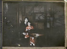 Image représentant Résidence de la famille Kitashirakawa (intérieur), la princesse Kitashirakawa (Fusako) et la plus jeune de ses trois filles, prénommée Taeko, dans le salon du Prunier (Ume-no-ma)