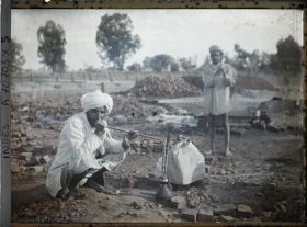 Image représentant Un fumeur de pipe à eau (houka)