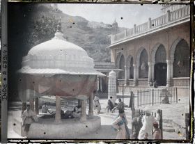 Image représentant Dans la troisième cour du dargâh Sharif, une fontaine aux ablutions et, à droite la salle Mehfil Khana