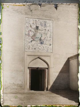 Image représentant Panneau de céramique à l'entrée de la citadelle de Karim Khân représentant Rostam tuant le grand démon blanc