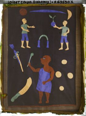 Image représentant Un pagne funéraire décoré de motifs (le motif de racloir symbolise l'irruption de la mort ; le couperet l'étonnement)