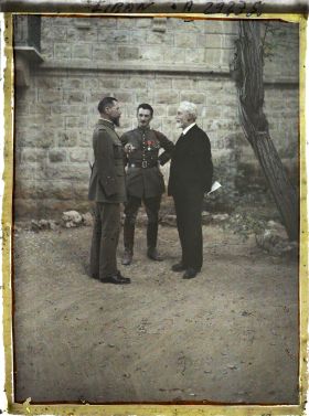 Image représentant Le général Gouraud causant avec le professeur Brunhes