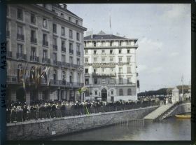 Image représentant Cinquième assemblée annuelle de la Société des Nations (SDN) à Genève. La foule attend Edouard Herriot, président du Conseil des ministres français, devant l'Hôtel des Bergues