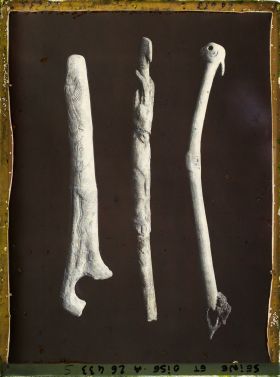 Image représentant France, St Germain-en-Laye, Musée : 1 Bâton de Comt avec tête de bouquetin et de Chevaux (Mas d'Azil) 47183, 1 Propulseur, Bouquetin vu de face 47025, (Brassempouy) Propulseur 47259