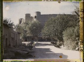 Image représentant Une rue, au pied de la forteresse
