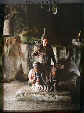 Image représentant La grotte principale des Rochers de Ky-lu'a, abritant un sanctuaire rupestre dédié au culte bouddhique