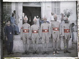Image représentant Soldats soudanais de la mission anglaise et à gauche un jeune marin indien