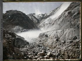 Image représentant null Solfatares de la vallée d'Owakudani ("Vallée des Grandes Eaux Chaudes") ou Ojigoku ("Grand Enfer")