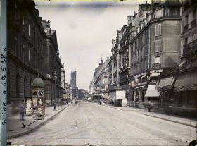Image représentant La rue de Rivoli longeant l'hôtel de ville