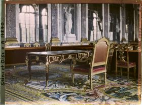 Image représentant France, Versailles, Au milieu de la Galerie, La table et le fauteuil