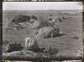 Image représentant Espagne, près de Ségovie, Roches moutonnées au 1er plan près de la Granja et vue typique des plateaux