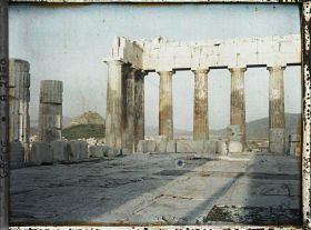 Image représentant Sur l'Acropole, le Parthénon. Vestiges de la colonnade extérieure côté est. Au fond, le mont Lycabette
