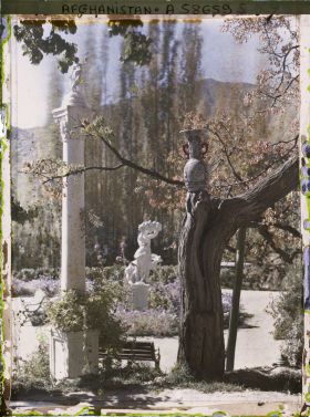 Image représentant Afghanistan, Paghman, Jardin du Palais du Roi - Coin du Jardin au rond point