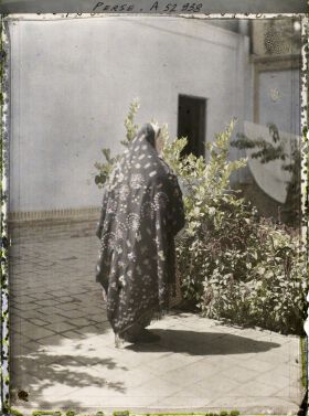 Image représentant Femme guèbre en costume traditionnel, de dos