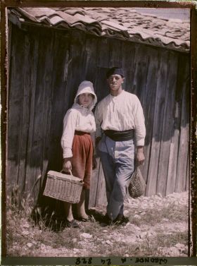 Image représentant Un couple de pêcheurs, portant panier et nasse