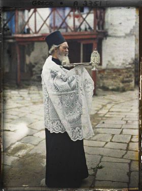 Image représentant Un moine porteur de l'Encensoir