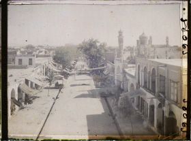 Image représentant Panorama sur une rue du bazar (L'estée ?), et les toits de la ville