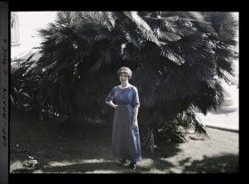 Image représentant Melle Marie-Yvonne von Schoen dans le jardin d'Albert Kahn