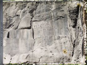 Image représentant Le monument de Darius 1er : bas-relief et inscriptions trilingues en cunéiformes, à 63 mètres de hauteur (521-524 avant J.-C.)