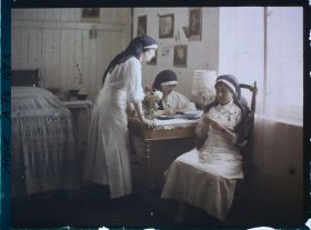 Image représentant Trois infirmières dans leur chambre durant un moment de détente