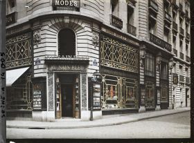Image représentant Vitrines du magasin Au nain bleu protégées contre les bombarderments rue Saint-Honoré et Richepance (devenue la rue du Chevalier-de-St-Georges)