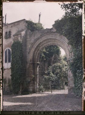 Image représentant Le porche de l'ancienne abbaye Notre-Dame
