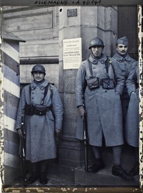 Image représentant Prusse, Duisbourg, Affiche apposée s/ le Palais de Justice et Soldats Français