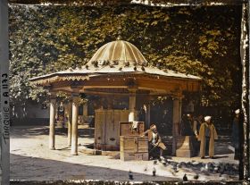 Image représentant Fontaine aux ablutions (sadirvan) dans la cour extérieure de l'Eyüp Sultan Camii, Grande Mosquée d'Eyüp