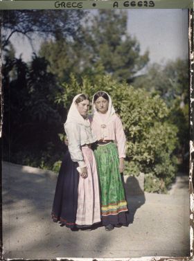 Image représentant Deux femmes Corfiotes en costume