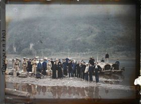 Image représentant Un convoi de voyageurs et de tirailleurs indigènes arrivant du Laos et de la région de Dien bien phu (?)