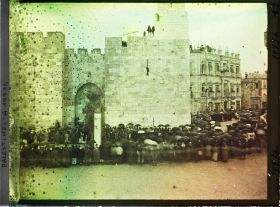 Image représentant Foule attendant l'arrivée du cardinal Dubois près de la porte de Jaffa