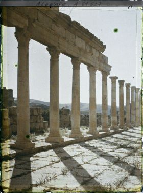 Image représentant Colonnade du pourtour du Grand Temple, vestiges de la cité antique Cuicul