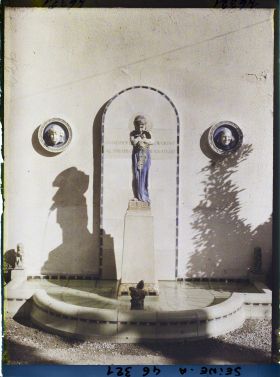 Image représentant L'exposition des arts décoratifs, Fontaine en faïence du pavillon de la Grande-Bretagne