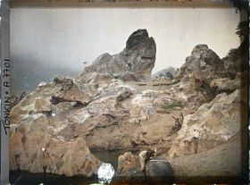 Image représentant Un des rochers constituant le barrage naturel de la rivière Noire