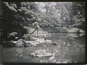 Image représentant Koishikawa Kôrakuen (jardin de l'Arsenal) : l'étang Daisensui et l'île Horaï (à gauche)