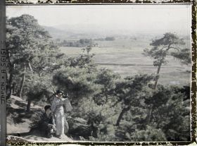 Image représentant Deux jeunes femmes sur une hauteur dominant la plaine d'Asama