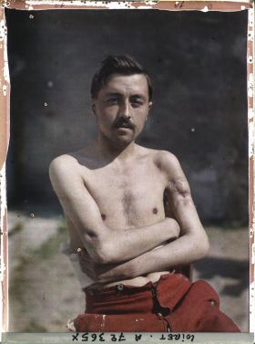 Image représentant M. Marot, originaire de Vendée, posant dans la cour de l'hôpital militaire