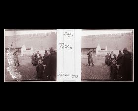 Image représentant Scène de rue sous les murs du bastion (wengcheng) de Xizhimen ("porte Droite de l'Ouest")