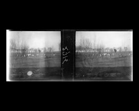 Image représentant Des sépultures claniques (tumuli et stèles) dans la campagne