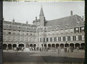 Image représentant La cour du Binnenhof avec les bâtiments abritant la conférence de la Paix
