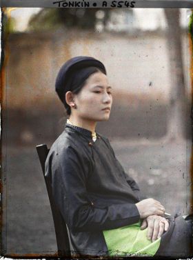 Image représentant Une jeune femme quarteronne en costume Annamite