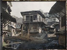 Image représentant Fourche entre deux rues de terre battue, bordées de maisons en étages