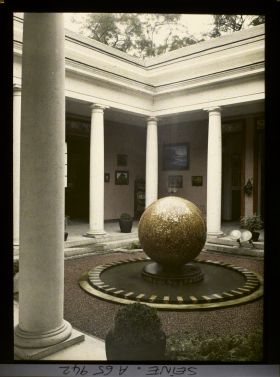 Image représentant L'Exposition Coloniale Internationale de 1931, la cour du pavillon de la Réunion