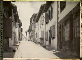 Image représentant France, St Jean Pied de Port, La rue qui monte à la Citadelle