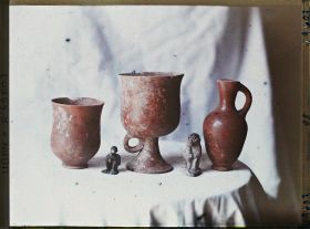 Image représentant Trois poteries et deux statuettes anthropoïdes