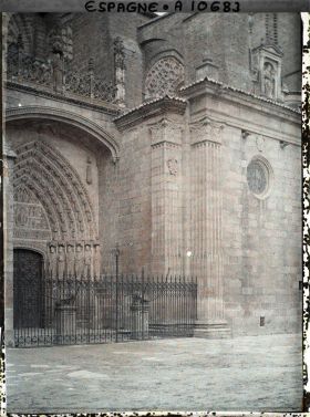 Image représentant Espagne, Avila, Le Côté Nord de la Cathédrale avec un porche latéral et deux des exemplaires des ouvertures gothiques fermées