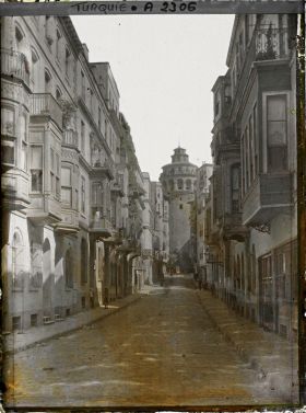 Image représentant Rue montant vers la tour de Galata