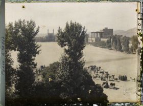 Image représentant La place Naghsh-e Jahan ou Meydan-i-Chah (place Royale), vers la mosquée du Chah au sud et le palais d'Ali Qapu à l'ouest