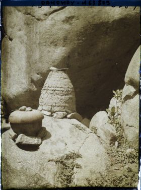 Image représentant Grenier en terre et calebasse à offrandes dans la montagne