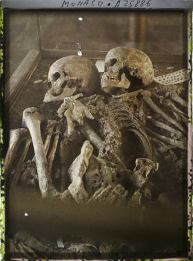 Image représentant Squelettes d'une vieille femme et d'un jeune homme, Grotte des Enfants